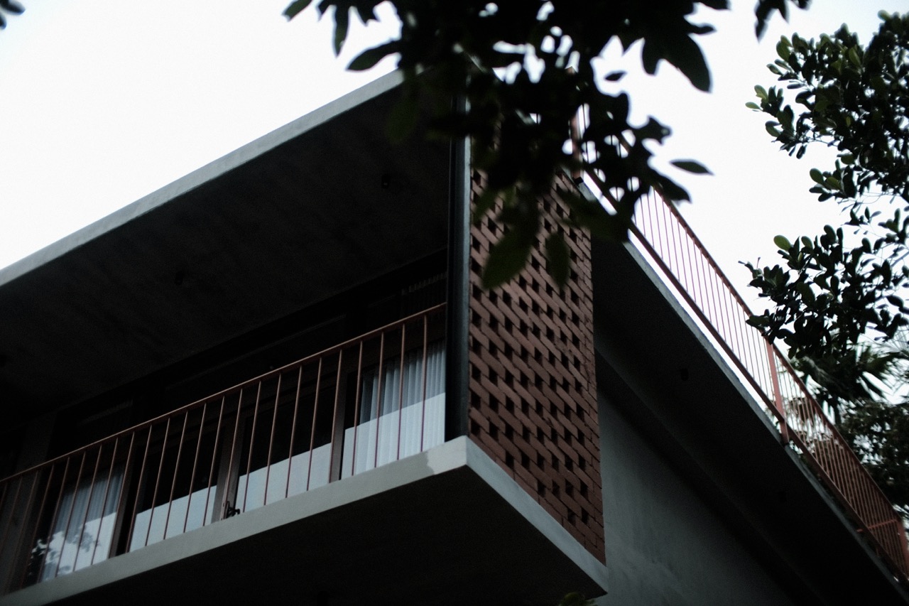 Looking up at the cantilevered upper floor and jali screen against the sky