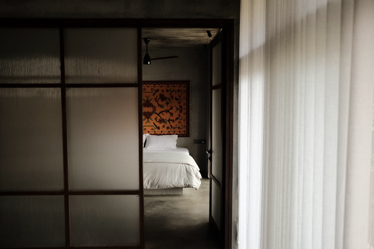 The reeded glass partition, with a bedroom and its kilim visible through the open doorway