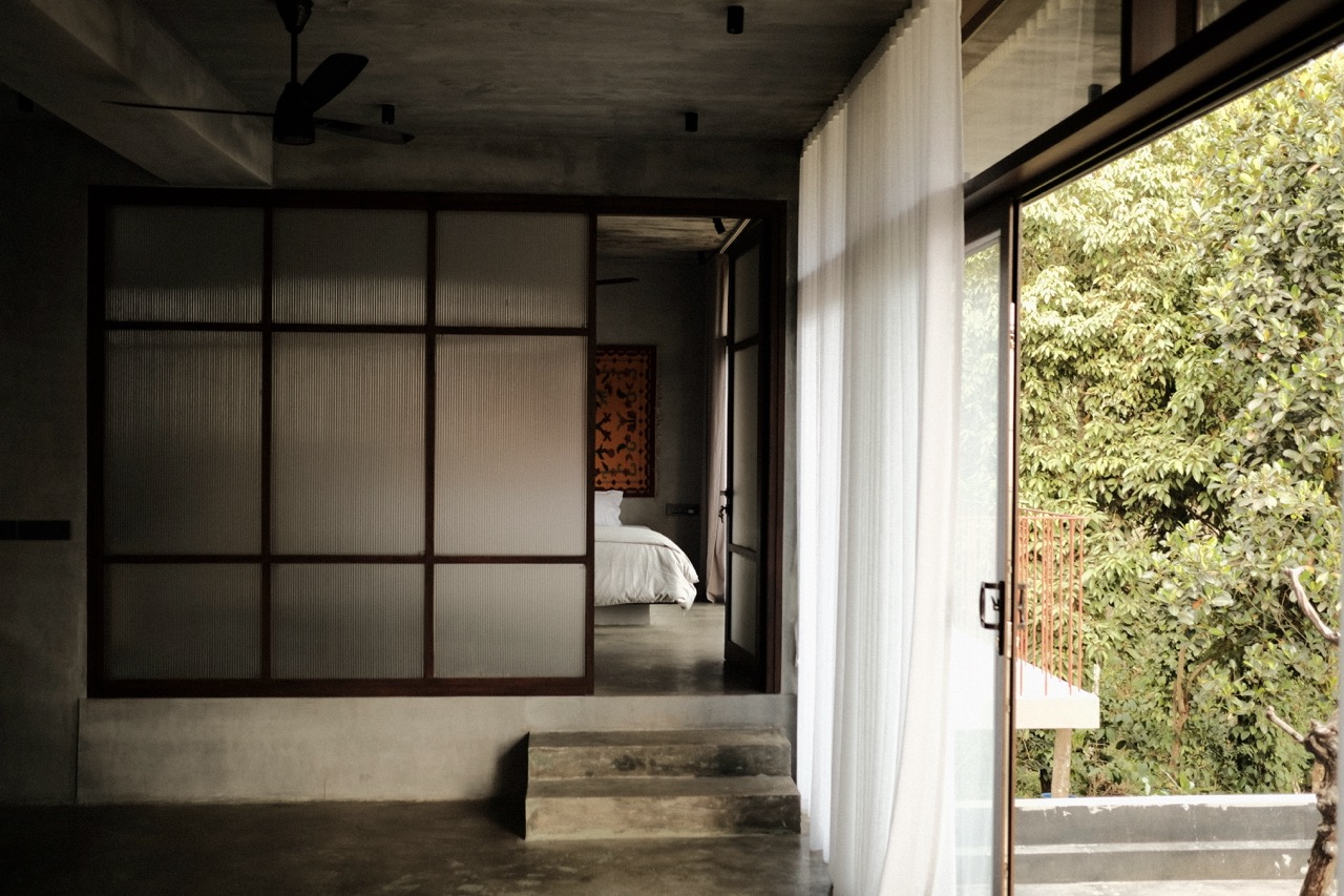 The passage between living area and bedroom, reeded glass partition to one side